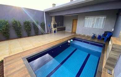 Imagem: A casa possui 3 Dormitórios, 1 Banheiro, 1 Vaga na garagem