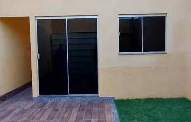 Imagem: A casa possui 3 Dormitórios, 2 Banheiros, 2 Vagas na garagem