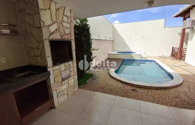 Imagem: A casa possui 3 Dormitórios, 2 Banheiros, 3 Vagas na garagem