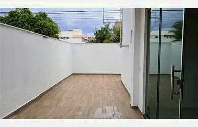 Imagem: A casa possui 2 Dormitórios, 2 Banheiros, 2 Vagas na garagem