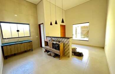 Imagem: A casa possui 2 Dormitórios, 1 Banheiro, 2 Vagas na garagem