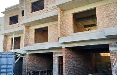 Imagem: A casa possui 3 Dormitórios, 1 Banheiro, 2 Vagas na garagem