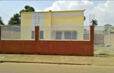 Imagem: A casa possui 2 Dormitórios, 1 Banheiro, 2 Vagas na garagem