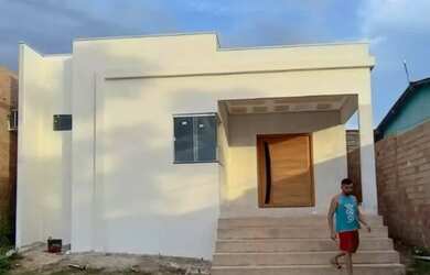 Imagem: A casa possui 3 Dormitórios, 2 Banheiros, 2 Vagas na garagem