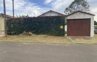 Imagem: A casa possui 2 Dormitórios, 2 Banheiros, 2 Vagas na garagem