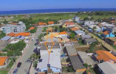 Imagem: A casa possui 3 Dormitórios, 1 Banheiro, 1 Vaga na garagem