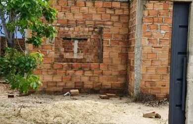 Imagem: A casa possui 2 Dormitórios, 2 Banheiros e 2 Vagas na garagem