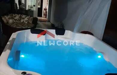 Imagem: A casa possui 3 Dormitórios, 3 Banheiros, 2 Vagas na garagem