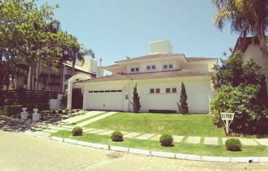 Imagem: A casa possui 4 Dormitórios, 5 Banheiros, 3 Vagas na garagem