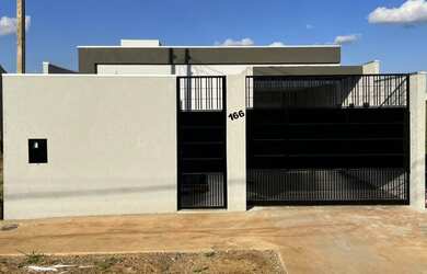 Imagem: A casa possui 3 Dormitórios, 2 Banheiros, 2 Vagas na garagem