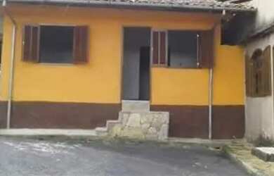 Imagem: A casa possui 3 Dormitórios, 1 Banheiro, 2 Vagas na garagem