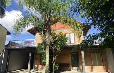 Imagem: A casa possui 5 Dormitórios, 5 Banheiros, 2 Vagas na garagem