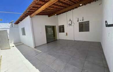 Imagem: A casa possui 2 Dormitórios, 1 Banheiro, 2 Vagas na garagem