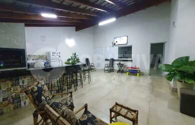 Imagem: A casa possui 4 Dormitórios, 4 Banheiros, 4 Vagas na garagem