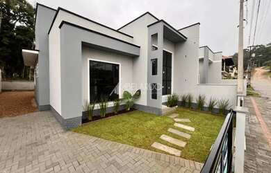 Imagem: A casae possui 3 Dormitórios, 2 Banheiros, 2 Vagas na garagem