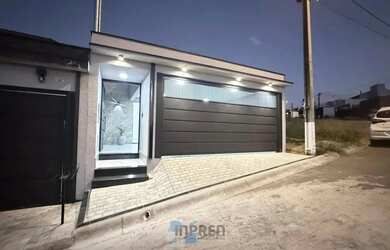 Imagem: A casa possui 3 Dormitórios, 2 Banheiros, 2 Vagas na garagem