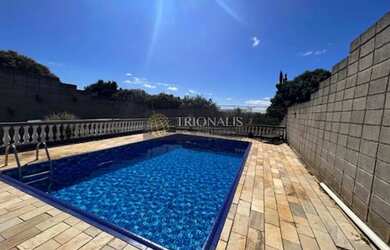 Imagem: A casa possui 4 Dormitórios, 3 Banheiros, 3 Vagas na garagem