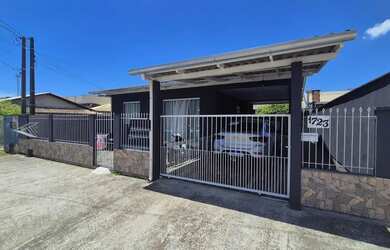 Imagem: A casa possui 2 Dormitórios, 1 Banheiro, 2 Vagas na garagem