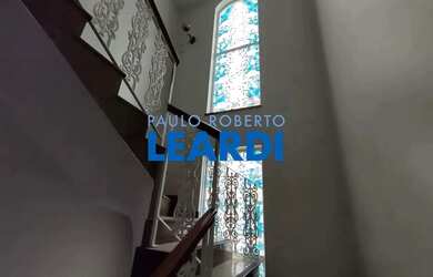 Imagem: A casa possui 4 Dormitórios, 5 Banheiros, 2 Vagas na garagem