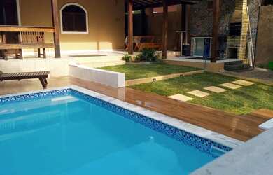 Imagem: A casa possui 3 Dormitórios e Acomodam 8 pessoas e está localizado