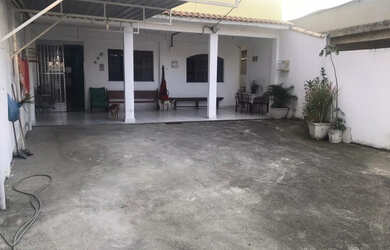 Imagem: A casa possui 3 Dormitórios, 1 Banheiro, 5 Vagas na garagem