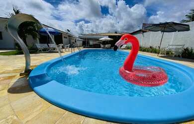 Imagem: A casa possui 4 Dormitórios, Acomodam 15 pessoas, 4 Vagas na