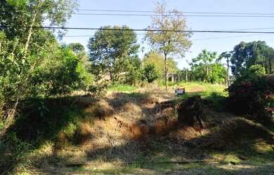 Imagem: O terreno possui 381m² de Área e está localizado em Encosta