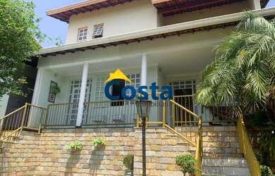 Imagem: A casa possui 4 Dormitórios, 4 Banheiros, 4 Vagas na garagem