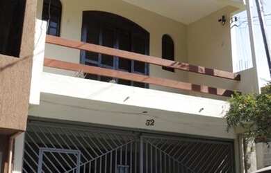 Imagem: A casa possui 4 Dormitórios, 2 Banheiros, 2 Vagas na garagem