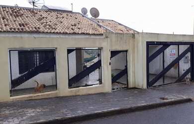 Imagem: A casa possui 3 Dormitórios, 4 Banheiros, 4 Vagas na garagem