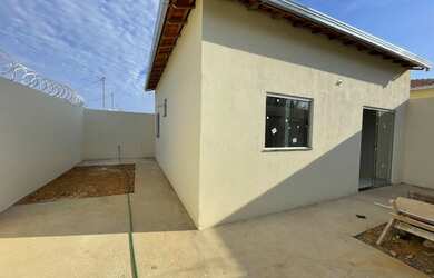 Imagem: A casa possui 2 Dormitórios, 1 Banheiro, 2 Vagas na garagem