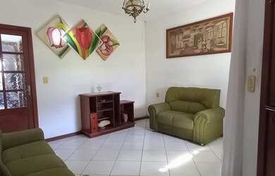 Imagem: A casa possui 3 Dormitórios, 2 Banheiros, 1 Vaga na garagem