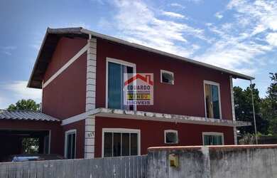 Imagem: A casa possui 4 Dormitórios, 2 Banheiros, 3 Vagas na garagem