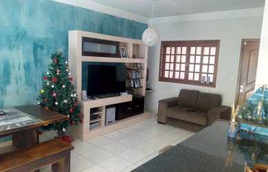 Imagem: A casa possui 2 Dormitórios, 2 Banheiros, 2 Vagas na garagem