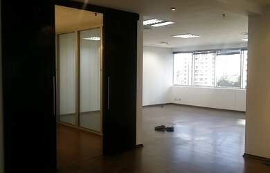 Imagem: O depósito possui 2 Vagas na garagem, 132-0m² de Área e está