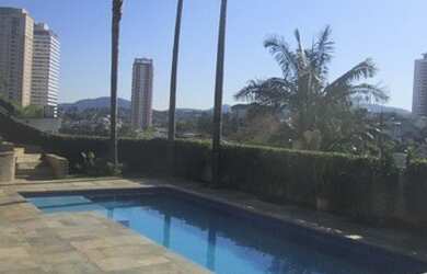 Imagem: A casa possui 4 Dormitórios, 4 Banheiros, 5 Vagas na garagem