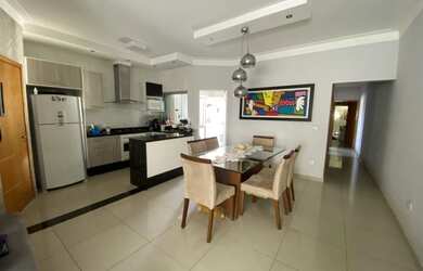 Imagem: A casa possui 3 Dormitórios, 1 Banheiro, 2 Vagas na garagem