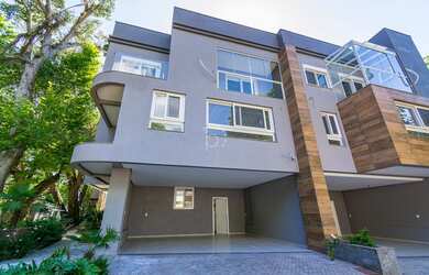 Imagem: A casa em condomínio possui 4 Dormitórios, 5 Banheiros, 2