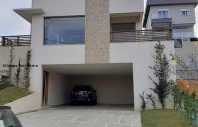 Imagem: A casa em condomínio possui 4 Dormitórios, 2 Banheiros, 5