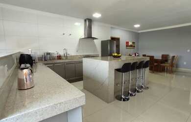 Imagem: A casa possui 4 Dormitórios, 5 Banheiros, 424m² de Área e