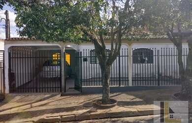 Imagem: A casa possui 3 Dormitórios, 2 Banheiros, 1 Vaga na garagem