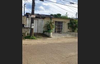 Imagem: A casa possui 3 Dormitórios, 2 Banheiros, 2 Vagas na garagem