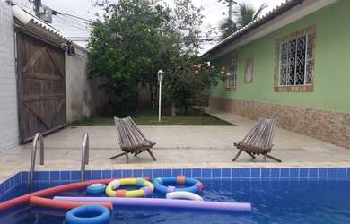 Imagem: A casa possui 3 Dormitórios, 2 Banheiros, 1 Vaga na garagem