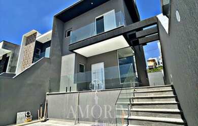 Imagem: A casa possui 3 Dormitórios, 3 Banheiros, 2 Vagas na garagem