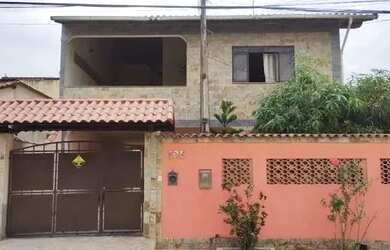 Imagem: A casa possui 3 Dormitórios, 2 Banheiros, 1 Vaga na garagem