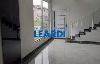 Imagem: A casa em condomínio possui 4 Dormitórios, 4 Banheiros, 2