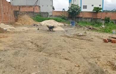 Imagem: O terreno e possui Dormitórios, Suítes, Banheiros, 180-0m²