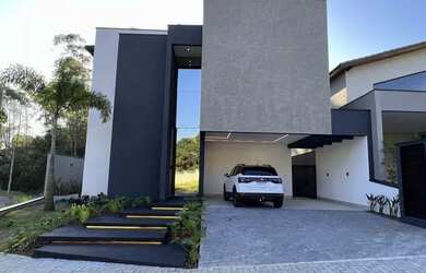 Imagem: A casa em condomínio possui 4 Dormitórios, 5 Banheiros, 4