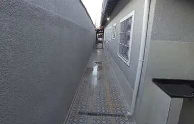 Imagem: A casa possui 2 Dormitórios, 2 Banheiros, 2 Vagas na garagem