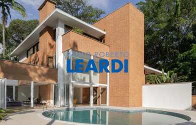 Imagem: A casa possui 5 Dormitórios, 5 Banheiros, 5 Vagas na garagem